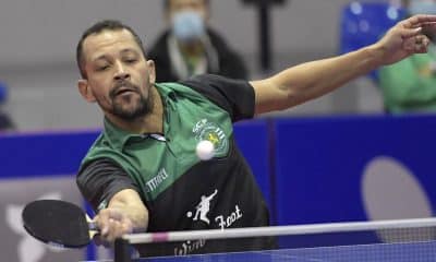 Thiago Monteiro realizou duas partidas neste sábado (14) pela quinta rodada do Campeonato Português de tênis de mesa. Representando as cores do Sporting, clube no qual é vinculado, o mesatenista contribuiu para a vitória, por 3 a 2, diante do GD Toledos. Com o resultado, o time do brasileiro segue invicto e na liderança da competição, com quatro triunfos, sendo dois como mandante e dois como visitante.