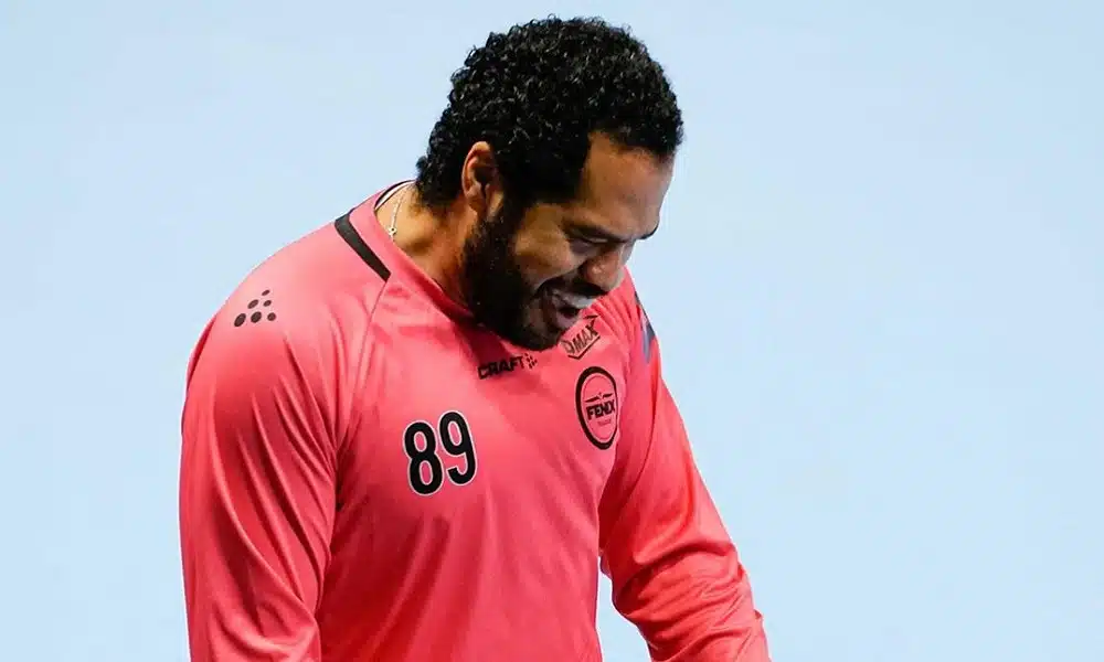 Time de César Bombom segura empate fora de casa e lidera grupo na Liga Europeia de handebol