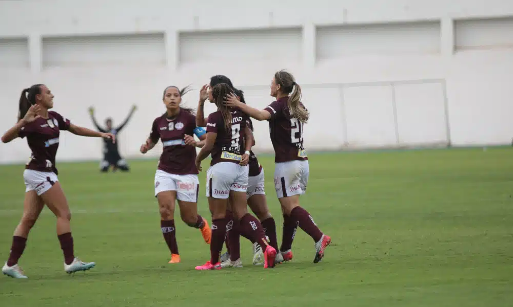 A Ferroviária estreou com vitória no Grupo 1 do Paulistão Feminino de 2020. As Guerreiras Grenás receberam o Palmeiras, na Arena Fonte Luminosa, em Araraquara. Com gols da meia Aline Milene e da atacante Sochor, o time comandado pela técnica Tatiele Silveira ganhou de 2 a 1 das Palestrinas. O tento das alviverdes, dirigidas pelo treinador Ricardo Belli, foi marcado pela zagueira Thaís