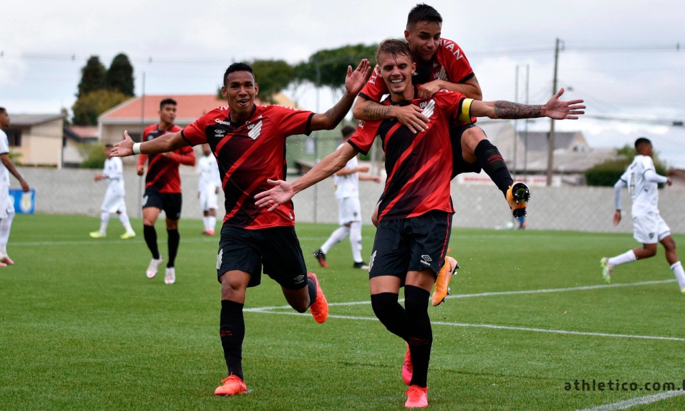 O Campeonato Brasileiro Sub-20 tem um novo líder. Neste domingo (18), o Athletico-PR bateu o Atlético-MG no CT do Cajú, em Curitiba, por 2 a 0, e assumiu a primeira colocação, com 15 pontos e um gol a mais de saldo que o Fluminense (9 a 8). Os gols do Furacão foram anotados por Luan Patrick e João Pedro. No outro duelo na parte de cima da tabela, o Cruzeiro ganhou do Palmeiras, 2 a 1, no Sesc Alterosas, em Belo Horizonte, e subiu para a quarta posição.