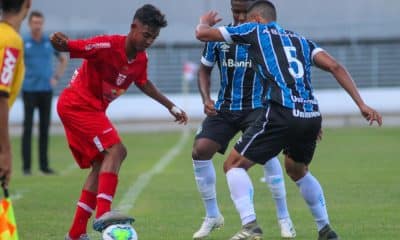 Os mandantes não foram felizes neste domingo (18) na primeira rodada do Campeonato Brasileiro de Aspirantes. Em cinco partidas, os times da casa empataram duas e perderam as outras três. A única vitória aconteceu no Brasileiro Sub-17, com o São Paulo derrotando o Santos, por 2 a 1, no estádio Marcelo Portugal, em Cotia
