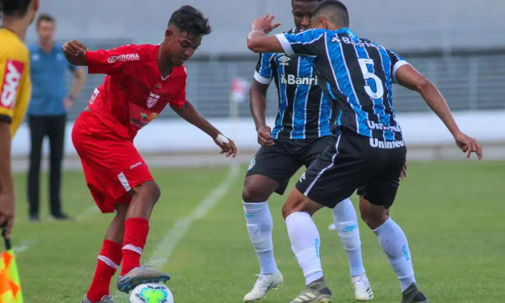Os mandantes não foram felizes neste domingo (18) na primeira rodada do Campeonato Brasileiro de Aspirantes. Em cinco partidas, os times da casa empataram duas e perderam as outras três. A única vitória aconteceu no Brasileiro Sub-17, com o São Paulo derrotando o Santos, por 2 a 1, no estádio Marcelo Portugal, em Cotia
