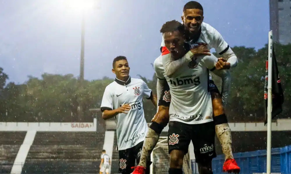 O Corinthians alcançou a liderança do Campeonato Brasileiro Sub-20 nesta segunda-feira (19). Fechando a sétima rodada, o Timãozinho venceu o Santos, no estádio da Fazendinha, no Parque São Jorge, por 1 a 0, e chegou aos 16 pontos. O clássico marcou a despedida do técnico Carlos Leiria, que agora volta a ser assistente técnico com o retorno de Dyego Coelho ao time da categoria. O atacante Cauê Santos foi o autor do gol da vitória