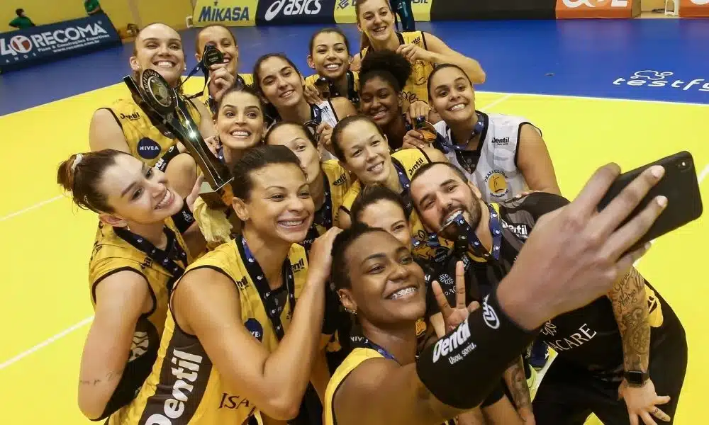 Praia Clube é campeão do Troféu Super Vôlei feminino