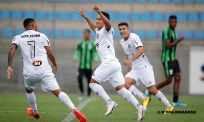 A nona rodada do Campeonato Brasileiro Sub-20 começou neste sábado (31) com um clássico. No estádio Sesc Alterosas, em Belo Horizonte, o atacante Echaporã marcou o único gol da vitória do Atlético-MG diante do América-MG. Com o resultado, o Galo sobe para 16 pontos e assume, provisoriamente, a terceira colocação, atrás do líder Corinthians, com 19, e do Fluminense, segundo, com 18. O Coelho segue com 11 e na nona posição