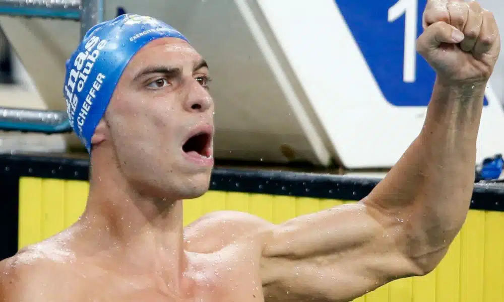 Fernando Scheffer colocou o Brasil lugar mais alto do pódio pela primeira vez na temporada de 2020 da ISL (International Swimming League). Neste sábado (17), o nadador gaúcho caiu na piscina em Budapeste, na Hungria, e ganhou a prova dos 200 m livres. O brasileiro venceu com 1min42s55, sua melhor marca pessoal. Representando a equipe LA Current, ele deixou para trás o lituano Danas Rapšys, segundo, e o austríaco Felix Auböck, terceiro