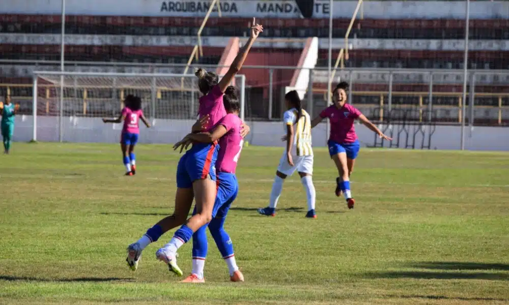 O único jogo da primeira rodada que estava pendente pelo Campeonato Brasileiro Feminino da Série A2 foi realizado nesta terça-feira (20). No estádio Raimundão, na cidade de Caucaia, no Ceará, o Fortaleza estreou com goleada diante do São Valério, do Tocantins. As Leoas atropelaram as visitantes, por 8 a 0, e assumiram a liderança do Grupo B, deixando o 3B da Amazônia, que venceu o Atlético, do Acre, por 7 a 0, em segundo.