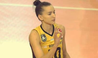 A ponteira Gabi foi decisiva para a vitória do Vakifbank nesta terça-feira (27) em confronto direto pela liderança da Liga Turca. O time dela, invicto na competição, mas em segundo lugar, com dois jogos a menos, encarou, fora de casa, o Eczacibasi VitrA, líder e equipe comandada por Marco Aurélio Motta. Em uma virada incrível, o clube da brasileira derrotou o adversário, por 3 sets a 2, parciais de 17/25, 17/25, 25/23, 25/19 e 16/14