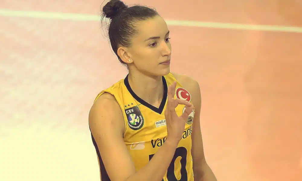 A ponteira Gabi foi decisiva para a vitória do Vakifbank nesta terça-feira (27) em confronto direto pela liderança da Liga Turca. O time dela, invicto na competição, mas em segundo lugar, com dois jogos a menos, encarou, fora de casa, o Eczacibasi VitrA, líder e equipe comandada por Marco Aurélio Motta. Em uma virada incrível, o clube da brasileira derrotou o adversário, por 3 sets a 2, parciais de 17/25, 17/25, 25/23, 25/19 e 16/14
