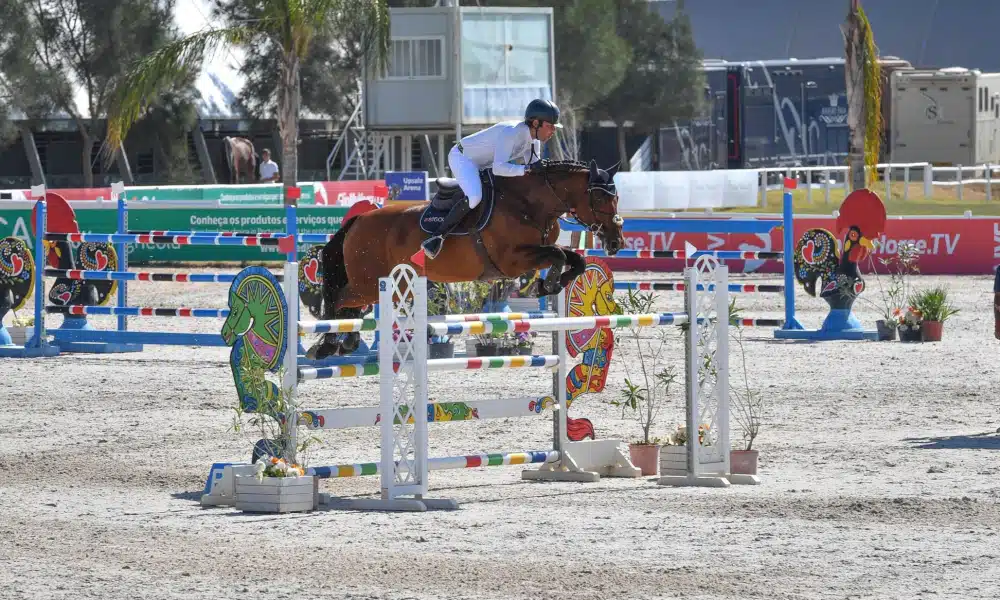 O programa de abertura da segunda semana do circuito português de hipismo do Vilamoura Champions Tour de 2020 começou nesta terça-feira (13). Quatro cavaleiros brasileiros esteve em ação no primeiro dia do evento, que contou com provas de cavalos jovens e o CSI3* (Concurso de Saltos Internacional 3 estrelas). A competição teve um início intenso com a participação de 350 conjuntos