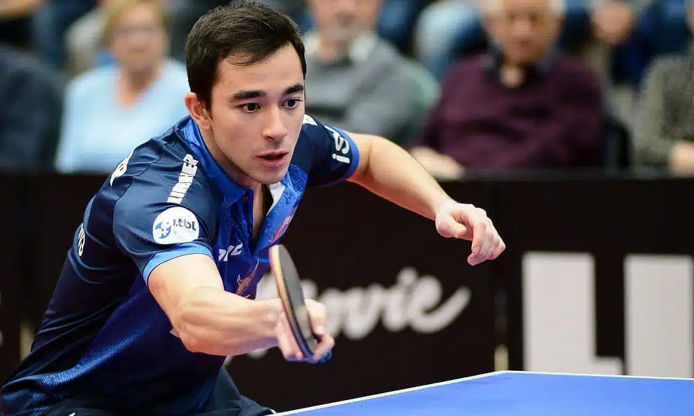 O Liebherr Ochsenhausen, equipe do mesatenista Hugo Calderano, tinha confrontos marcados pela Bundesliga de tênis de mesa nesta sexta-feira (9) e no domingo (11), ambos em seu ginásio. No entanto, esses dois duelos foram adiados porque um dos parceiros de treino do brasileiro no clube alemão testou positivo para coronavírus. Sendo assim, as partidas contra TSV Bad Königshofen e o Post SV Mühlhausen não serão realizadas.