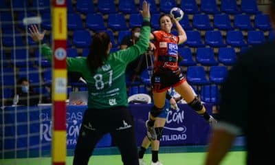 Isa Medeiros e suas companheiras do Rincón Fertilidad Malága são as campeãs da Supercopa da Espanha 2020. Em jogo com cinco brasileiras em quadra, apenas uma saiu com a medalha de ouro e o troféu principal. A ponta direita fez três gols no triunfo de sua equipe diante do Super Amara Bera Bera, por 28 a 27. Adriana de Castro, Mariane Cristina e as goleiras Renata Arruda e Alice da Silva saíram do ginásio vice-campeãs