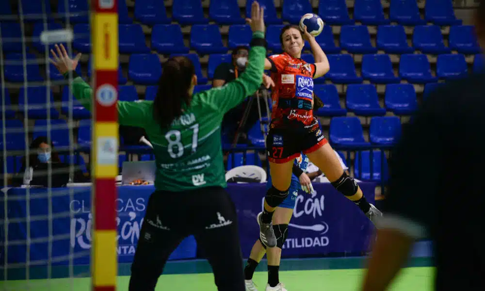 Isa Medeiros e suas companheiras do Rincón Fertilidad Malága são as campeãs da Supercopa da Espanha 2020. Em jogo com cinco brasileiras em quadra, apenas uma saiu com a medalha de ouro e o troféu principal. A ponta direita fez três gols no triunfo de sua equipe diante do Super Amara Bera Bera, por 28 a 27. Adriana de Castro, Mariane Cristina e as goleiras Renata Arruda e Alice da Silva saíram do ginásio vice-campeãs