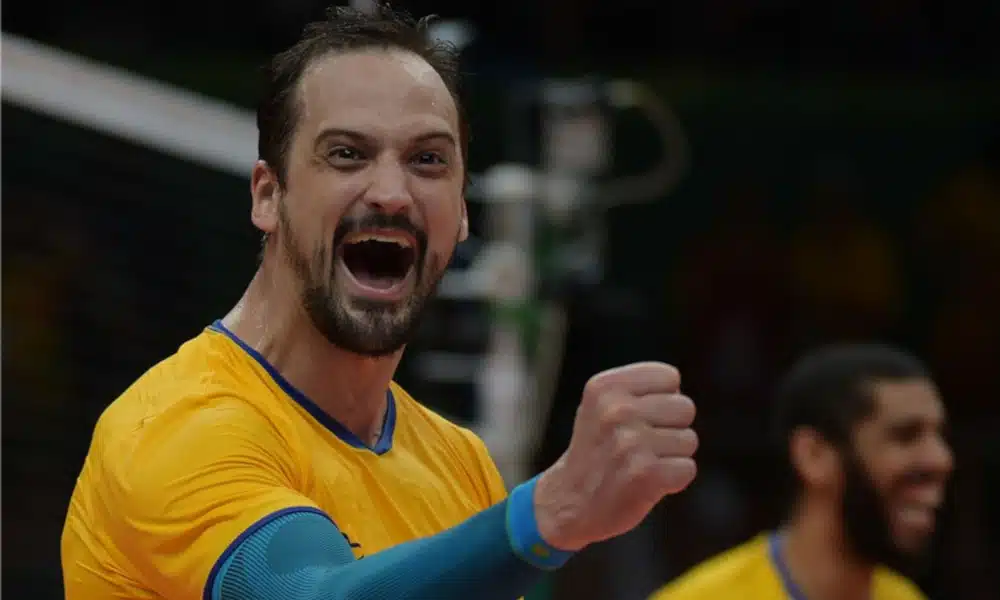 Luiz Felipe Marques Fonteles, ou simplesmente Lipe, está com 36 anos e tem uma carreira vitoriosa no vôlei como atleta, sendo seu principal título a medalha de ouro nos Jogos Olímpicos Rio-2016. Atualmente, além de jogar, o ponteiro divide seu tempo com outra função. Ele é o presidente do Pacaembu Ribeirão, equipe que estreia na temporada nesta quarta-feira (21), às 21h30, contra o EMS Taubaté Funvic, no Troféu Super Vôlei