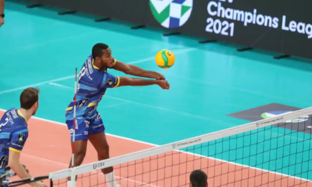O ponteiro Lucarelli e seus companheiros do Trentino estrearam com vitória na segunda rodada da Champions League de vôlei masculino. Integrando o Grupo H, com sede na cidade de Amriswil, na Suíça, o time do brasileiro derrotou o Dínamo Moscou, por 3 sets a 0, parciais de 25/18, 25/13 e 25/16. O campeão olímpico na Rio-2016 iniciou como titular e marcou cinco pontos, sendo quatro em ataques e um de bloqueio