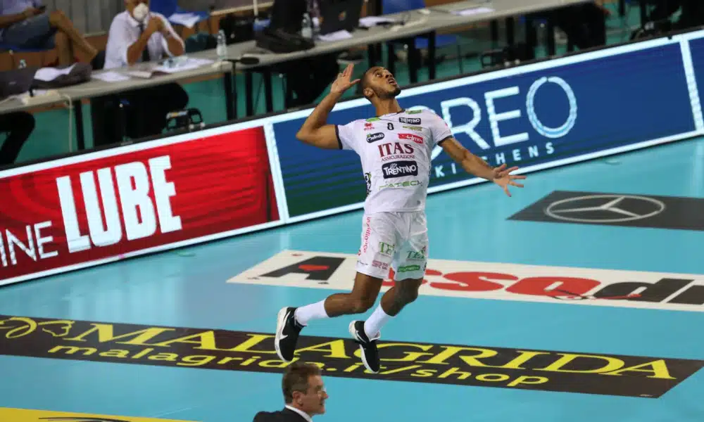 O Trentino, do ponteiro Lucarelli, garantiu sua vaga na fase de grupos da Champions League de vôlei masculino. Depois de ganhar do Dínamo Moscou, da Rússia, em sets diretos na estreia, o time italiano voltou a jogar nesta quinta-feira (29) e derrotou o Lindaren Volley, da Suíça, por 3 a 0, parciais de 25/19, 25/22 e 25/18. O brasileiro foi um dos principais responsáveis pela classificação, anotando 11 pontos