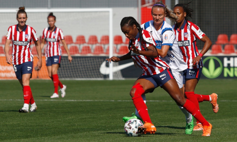 O futebol feminino brasileiro foi representado por dez atletas neste domingo (18) em competições europeias. No Campeonato Espanhol, a atacante Ludmila iniciou a partida e marcou um dos gols da vitória do Atlético de Madrid, fora de casa, por 2 a 0 diante do Santa Teresa. Ainda na Espanha, a lateral esquerda Jucinara e a goleira Aline foram titulares, a zagueira Mônica entrou no segundo tempo e Thaisa não saiu do banco de reservas.