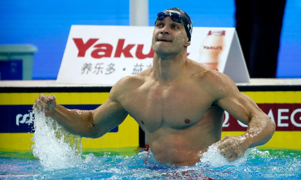 Os brasileiros nadaram bem nesta terça-feira (27) no segundo dia da quarta etapa da ISL (International Swimming League). O principal destaque do dia foi Nicholas Santos, que venceu os 50 m borboleta superando o americano Caeleb Dressel, sensação das provas de velocidade da natação. Além dele, Guilherme Basseto ficou em segundo nos 100 m costas, Léo Santos nos 200 m livres e Brandonn Almeida nos 400 m medley