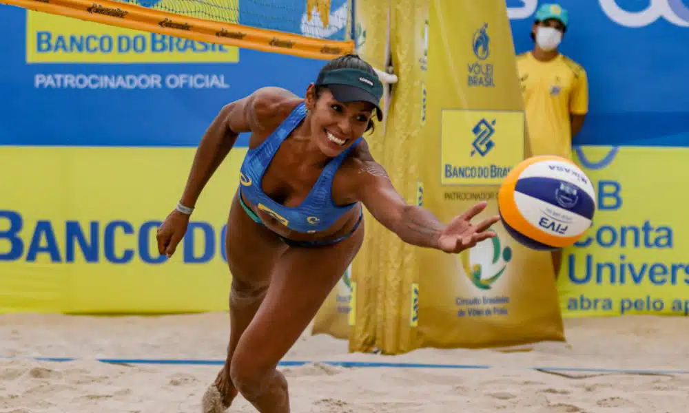 A fase principal da segunda etapa do Circuito Brasileiro 2020/21 de vôlei de praia começou nesta sexta-feira (16), em Saquarema (RJ). Depois do qualificatório na quinta (15), 20 partidas movimentaram o primeiro dia da competição, que foi marcado pela primeira vitória de Paula Pequeno na modalidade e classificação direto para as quartas de final de quatro duplas: Ágatha/Duda, Talita/Carol Solberg, Juliana/Josi e Tainá/Victoria