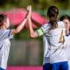 A zagueira Rafaelle Souza foi importante para a vitória do Changchun Dazhong Zhuoyue nesta quarta-feira (7). Na penúltima rodada do hexagonal que define o rebaixamento da Superliga Chinesa de futebol feminino, a equipe da brasileira goleou o Zheijiang, por 5 a 0, com dois tentos da defensora. Ela marcou o primeiro e o terceiro e seu time chegou aos dez pontos, se livrando do risco de descenso