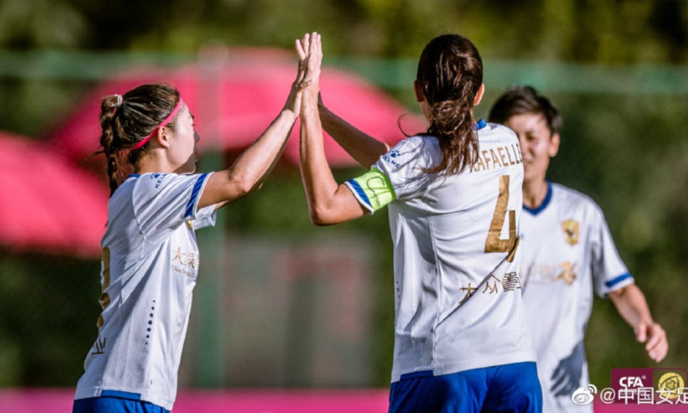 A zagueira Rafaelle Souza foi importante para a vitória do Changchun Dazhong Zhuoyue nesta quarta-feira (7). Na penúltima rodada do hexagonal que define o rebaixamento da Superliga Chinesa de futebol feminino, a equipe da brasileira goleou o Zheijiang, por 5 a 0, com dois tentos da defensora. Ela marcou o primeiro e o terceiro e seu time chegou aos dez pontos, se livrando do risco de descenso