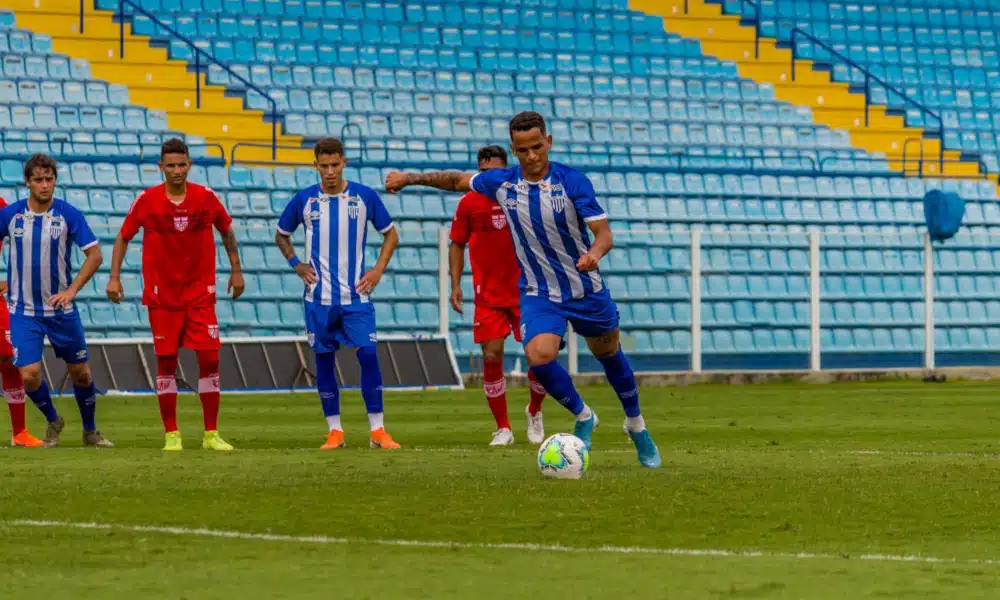 Avaí e Juventude venceram suas partidas e são os novos líderes do Campeonato Brasileiro de Aspirantes, respectivamente, dos grupos A e B. Seis partidas fecharam a terceira rodada da competição nesta quinta-feira (29). Além dos times catarinense e gaúcho, Fortaleza e Fluminense também ganharam seus jogos. Já Sampaio Corrêa e Paraná e Vila Nova e Santa Cruz ficaram no empate