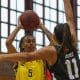 Rapha Monteiro, camisa 5 do Quinta dos Lombos e da seleção brasileira, foi decisiva na primeira vitória do seu clube na Liga Skoiy, o Campeonato Português de basquete. A atleta marcou 21 pontos e foi a cestinha no triunfo contra o Galitos/Clínica Dr. Semblano, fora de casa, por 76 a 41. Após duas rodadas, a liderança é do Vitória de Setúbal, das brasileiras Tati Pacheco e Bárbara Souza, que venceu o CP Natação: 78 a 69.