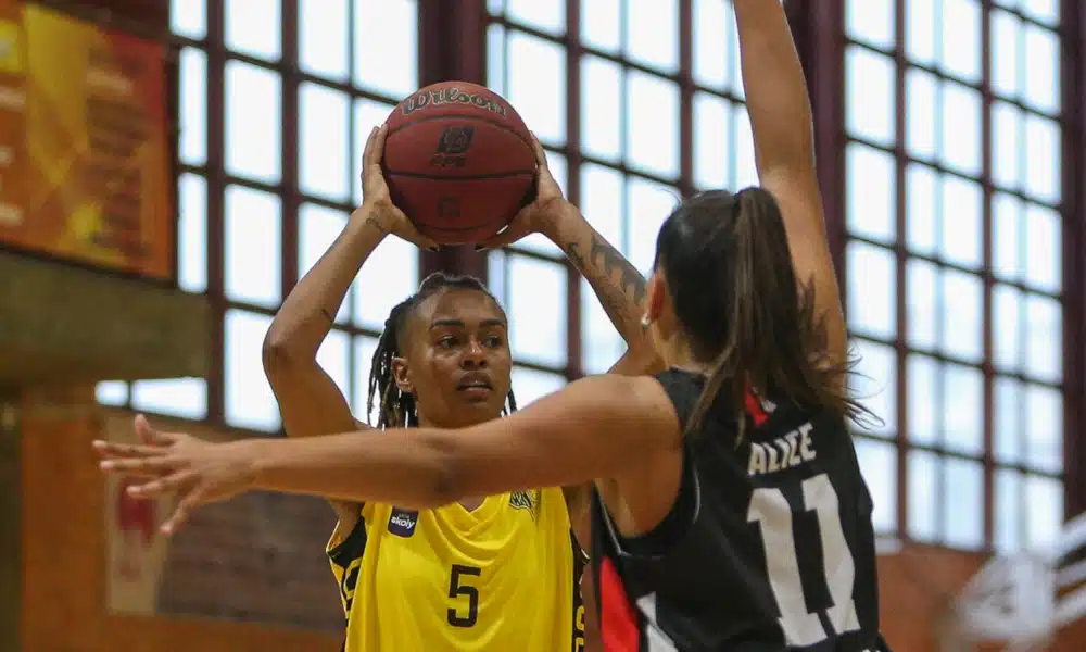 Rapha Monteiro, camisa 5 do Quinta dos Lombos e da seleção brasileira, foi decisiva na primeira vitória do seu clube na Liga Skoiy, o Campeonato Português de basquete. A atleta marcou 21 pontos e foi a cestinha no triunfo contra o Galitos/Clínica Dr. Semblano, fora de casa, por 76 a 41. Após duas rodadas, a liderança é do Vitória de Setúbal, das brasileiras Tati Pacheco e Bárbara Souza, que venceu o CP Natação: 78 a 69.