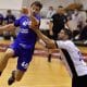 Fábio Chiuffa levou a melhor contra Henrique Teixeira e Raul Nantes no duelo entre brasileiros pela Liga Zimbrilor, o Campeonato Romeno de handebol masculino. Mesmo atuando como visitante, o Dobrogea Sud derrotou o CSM Bucaresti, neste domingo (4), por 30 a 27. Buzau e Steua Bucaresti, de Guilherme Valadão, que não jogou, empataram em 28 a 28. Já o jogo entre Botosani e Minaur Baia Mare, de José Guilherme Toledo, foi adiado
