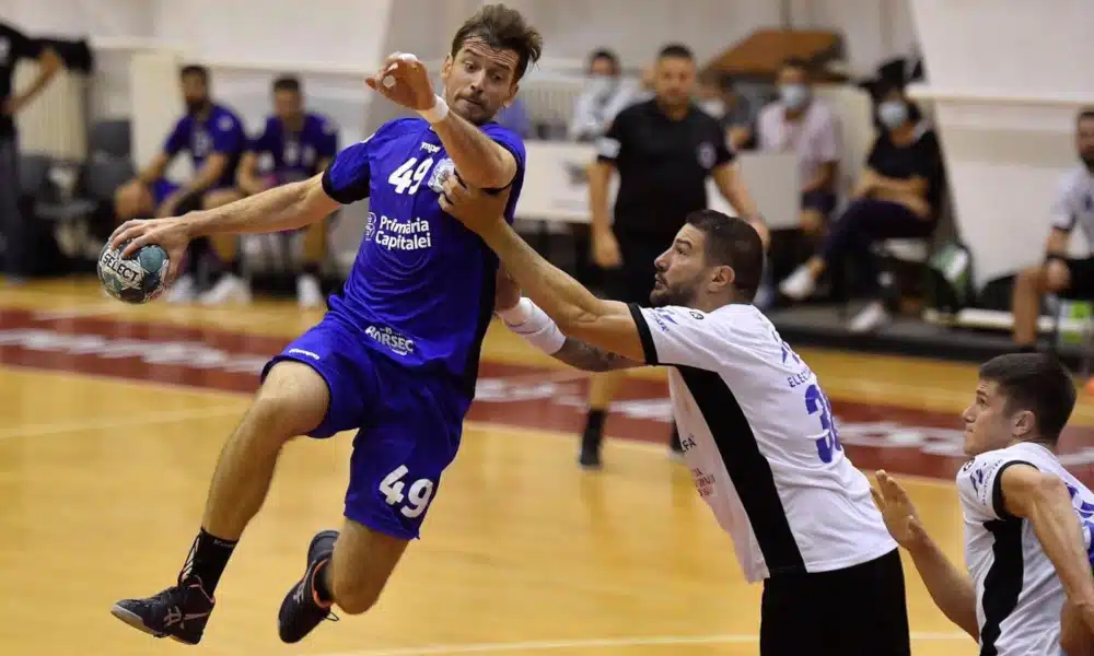 Fábio Chiuffa levou a melhor contra Henrique Teixeira e Raul Nantes no duelo entre brasileiros pela Liga Zimbrilor, o Campeonato Romeno de handebol masculino. Mesmo atuando como visitante, o Dobrogea Sud derrotou o CSM Bucaresti, neste domingo (4), por 30 a 27. Buzau e Steua Bucaresti, de Guilherme Valadão, que não jogou, empataram em 28 a 28. Já o jogo entre Botosani e Minaur Baia Mare, de José Guilherme Toledo, foi adiado
