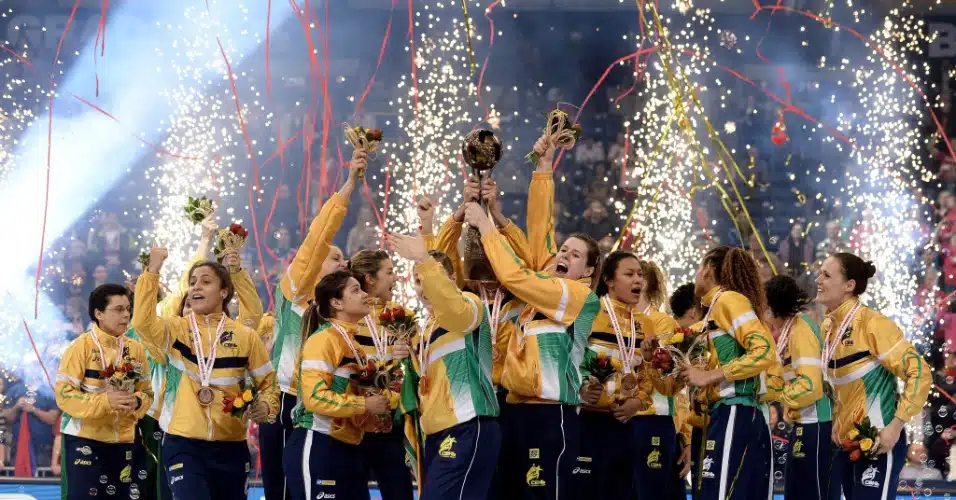 Documentário retrata o passado da Seleção Brasileira e as dificuldades até o Mundial de 2013.
