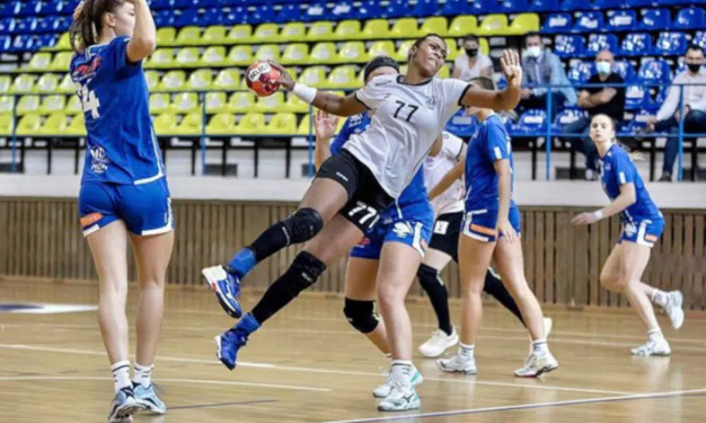 Os brasileiros Thiagus Petrus, Tamires Araújo e Mariana Costa celebraram triunfos nesta quinta-feira (29). No Campeonato Romeno de handebol feminino, o HC Dunărea Brăila derrotou o CSM Galati, por 22 a 17, e o CS Gloria Bistrița bateu o HC Zalău, 24 a 19. Já na EHF Champions League masculina, o Barcelona, da Espanha, recebeu o Aalborg Håndbold, da Dinamarca, e ganhou por 42 a 33.