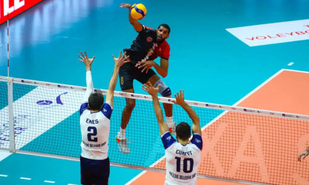 A 12ª rodada da Liga Turca masculina de vôlei foi positiva para os brasileiros. Seis jogadores representaram o Brasil em solo turco nesta quarta-feira (28) e todos saíram de quadra vitoriosos. Wallace, Thiago Gelinski e Leozinho ganharam pelo Spor Toto e Alisson Melo, Hugo Hamacher e João Paulo Bravo ganharam, respectivamente, por Bursa, Altekma e Arkas.