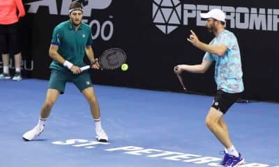 Os brasileiros Marcelo Melo e Demoliner venceram nesta quinta-feira (15) pelas quartas de final, respectivamente, do ATP 250 de Colônia e 500 de São Petersburgo. O primeiro, ao lado do polonês Lukasz Kubot, ganhou do bósnio Tomislav Brkic e do croata Marin Cilic, por 2 sets a 1 (7/6 7-2, 2/6 e 10/5). Já o segundo, com seu parceiro holandês Matwe Middelkoop, bateu o americano Taylor Fritz e o britânico Cameron Norrie com um duplo 6/4.