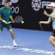 Os brasileiros Marcelo Melo e Demoliner venceram nesta quinta-feira (15) pelas quartas de final, respectivamente, do ATP 250 de Colônia e 500 de São Petersburgo. O primeiro, ao lado do polonês Lukasz Kubot, ganhou do bósnio Tomislav Brkic e do croata Marin Cilic, por 2 sets a 1 (7/6 7-2, 2/6 e 10/5). Já o segundo, com seu parceiro holandês Matwe Middelkoop, bateu o americano Taylor Fritz e o britânico Cameron Norrie com um duplo 6/4.