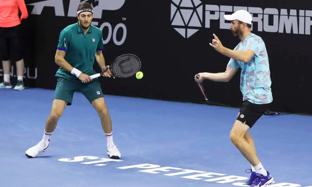 Os brasileiros Marcelo Melo e Demoliner venceram nesta quinta-feira (15) pelas quartas de final, respectivamente, do ATP 250 de Colônia e 500 de São Petersburgo. O primeiro, ao lado do polonês Lukasz Kubot, ganhou do bósnio Tomislav Brkic e do croata Marin Cilic, por 2 sets a 1 (7/6 7-2, 2/6 e 10/5). Já o segundo, com seu parceiro holandês Matwe Middelkoop, bateu o americano Taylor Fritz e o britânico Cameron Norrie com um duplo 6/4.