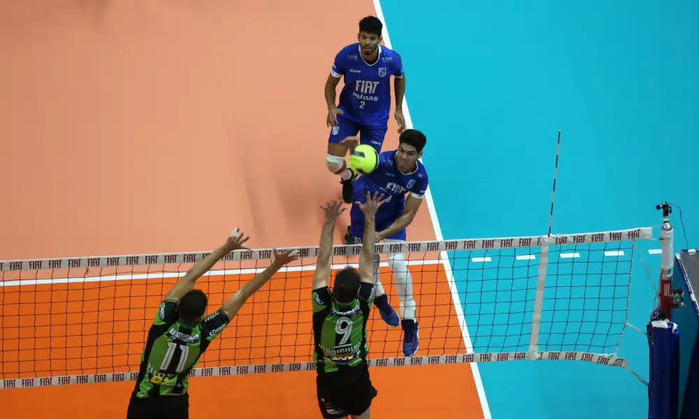 Fiat/Minas e Montes Claros América Vôlei estão preparados para a fase decisiva do Campeonato Mineiro de vôlei masculino de 2020. Os clubes se enfrentam por uma vaga na decisão nesta sexta-feira (16), às 20h, na Arena Minas Tênis Clube, sede da competição. A equipe minastenista encerrou a primeira fase na segunda posição, com sete pontos, um a menos que o Sada Cruzeiro. Já o rival ficou em terceiro, com três. Veja ao vivo aqui no OTD