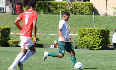Palmeiras bate o Inter e assume a ponta