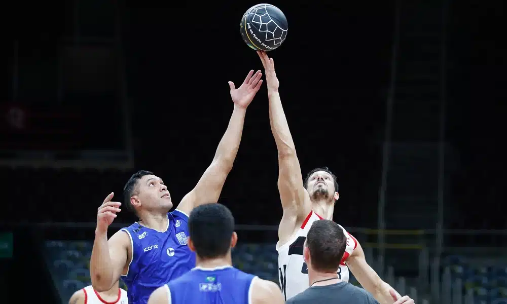 Bola preta foi utilizada durante o duelo entre Flamengo e Minas, na estreia do NBB