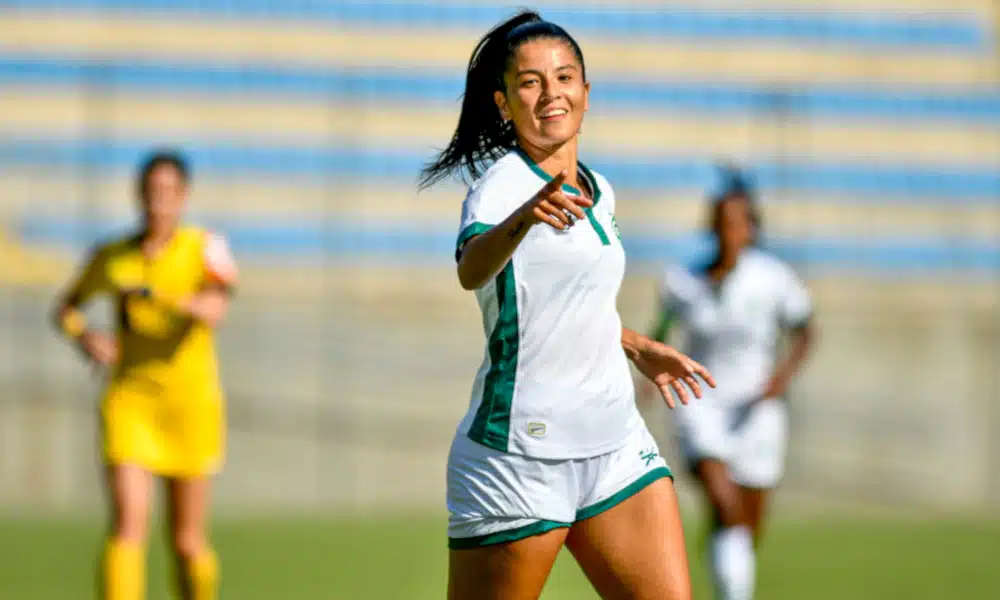 Dois jogos abriram a quarta rodada do Brasileiro Feminino A2. Em Belo Horizonte, no estádio Sesc Alterosas, o América-MG bateu o Operário-MT, por 3 a 0. Já em Nova Iguaçú, no Nivaldo Pereira, o Vasco derrotou o Vila Nova-ES, 3 a 2. Com os placares, as Coelhinhas chegam aos nove pontos, no grupo D, mesma pontuação do líder Juventus-SP. E as Meninas da Colina sobem aos sete, igualando o Botafogo, primeiro colocado da chave E