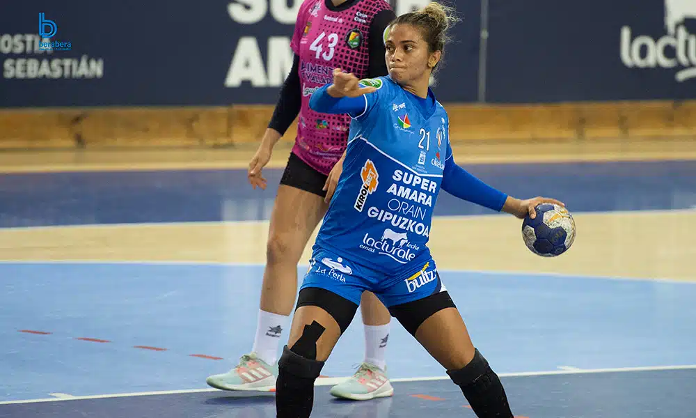 Sete partidas com a presença de brasileiros agitaram o handebol europeu neste domingo (15). Duas delas foram pela Champions League, principal competição continental, e três pela Liga Europeia, a segunda em escala de importância. Na primeira, com gol de Jéssica Quintino, o Odense HB venceu o CSKA Moscou, da goleira Chana Masson, que não jogou. Já na segunda, Adriana de Castro fez oito tentos no empate do Super Amara Bera Bera com o HC Zvezda.