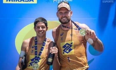 A dupla Alison/Álvaro conquistou neste domingo (15) a terceira etapa masculina do Circuito Brasileiro Open de Vôlei de Praia 2020/21. A parceria, que está classificada para os Jogos Olímpicos de Tóquio, em 2021, derrotou Guto/Arthur Mariano na decisão, por 2 sets a 0, duplo 21/16. Após três eventos realizados, o dueto formado pelos atletas capixaba e paraibano soma dois títulos e uma eliminação nas quartas de final no primeiro