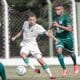 Depois de eliminar o Corinthians na Copa do Brasil adulta, o América-MG reencontra com o clube paulista pela 11ª rodada do Brasileiro Sub-20. No momento, o Coelhãozinho está com 12 pontos e aparece na 13ª colocação. Em dez jogos, o time mineiro ganhou três, empatou três e perdeu quatro. Já o Timãozinho lidera a competição com sete vitórias, uma igualdade e dois resultados negativos, com 22 pontos. Veja o ao vivo aqui pelo OTD