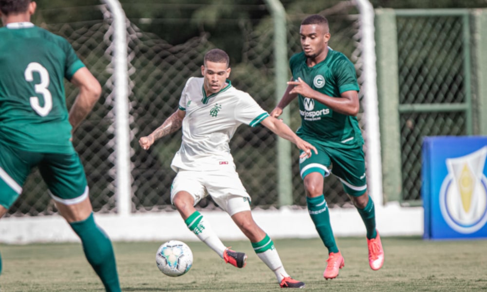 Depois de eliminar o Corinthians na Copa do Brasil adulta, o América-MG reencontra com o clube paulista pela 11ª rodada do Brasileiro Sub-20. No momento, o Coelhãozinho está com 12 pontos e aparece na 13ª colocação. Em dez jogos, o time mineiro ganhou três, empatou três e perdeu quatro. Já o Timãozinho lidera a competição com sete vitórias, uma igualdade e dois resultados negativos, com 22 pontos. Veja o ao vivo aqui pelo OTD
