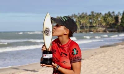 A 2ª etapa do Circuito Brasileiro de Surfe já tem uma campeã entre as mulheres. O segundo dia teve um início emocionante com a categoria feminina determinando as finalistas na Praia da Taíba, em São Gonçalo do Amarante, no Ceará. A cearense Ariane Gomes venceu a primeira semifinal. Em seguida, Yanca Costa também garantiu vaga na grande final, confirmando o favoritismo e a ponta do campeonato.