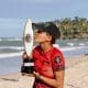 A 2ª etapa do Circuito Brasileiro de Surfe já tem uma campeã entre as mulheres. O segundo dia teve um início emocionante com a categoria feminina determinando as finalistas na Praia da Taíba, em São Gonçalo do Amarante, no Ceará. A cearense Ariane Gomes venceu a primeira semifinal. Em seguida, Yanca Costa também garantiu vaga na grande final, confirmando o favoritismo e a ponta do campeonato.