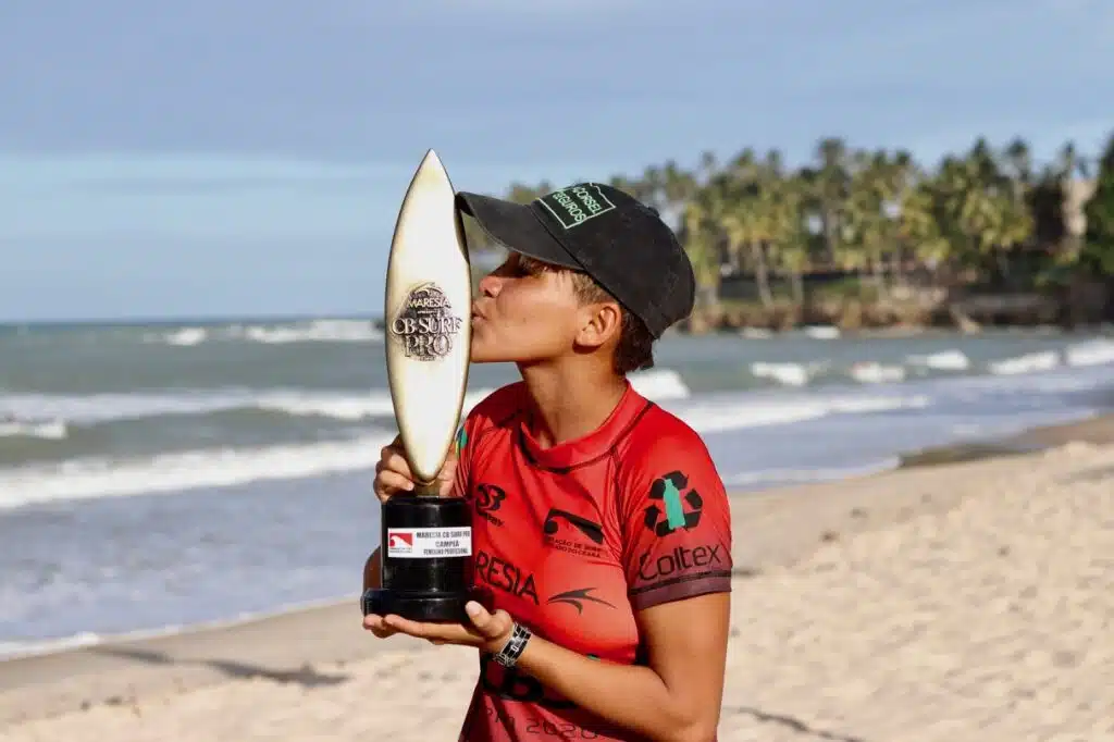 A 2ª etapa do Circuito Brasileiro de Surfe já tem uma campeã entre as mulheres. O segundo dia teve um início emocionante com a categoria feminina determinando as finalistas na Praia da Taíba, em São Gonçalo do Amarante, no Ceará. A cearense Ariane Gomes venceu a primeira semifinal. Em seguida, Yanca Costa também garantiu vaga na grande final, confirmando o favoritismo e a ponta do campeonato.
