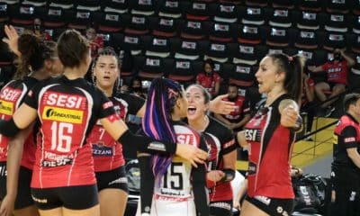 As atletas e membros da comissão técnica do Sesi Bauru fizeram testes rápidos de antígeno nesta segunda-feira (30) para detectar o coronavírus e cinco jogadoras testaram positivo. Por esse motivo, o clube solicitou o adiamento do jogo contra o Itambé/Minas pela Superliga 2020/21, agendado para quarta-feira (2). A CBV (Confederação Brasileira de Voleibol) acatou o pedido e confirmou que a partida não ocorrerá na data prevista
