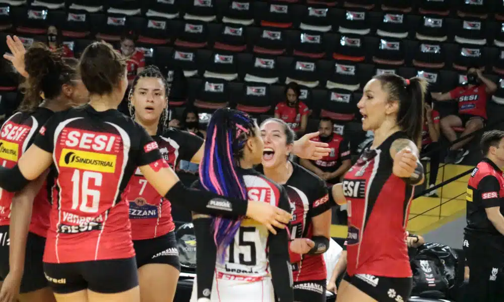 As atletas e membros da comissão técnica do Sesi Bauru fizeram testes rápidos de antígeno nesta segunda-feira (30) para detectar o coronavírus e cinco jogadoras testaram positivo. Por esse motivo, o clube solicitou o adiamento do jogo contra o Itambé/Minas pela Superliga 2020/21, agendado para quarta-feira (2). A CBV (Confederação Brasileira de Voleibol) acatou o pedido e confirmou que a partida não ocorrerá na data prevista