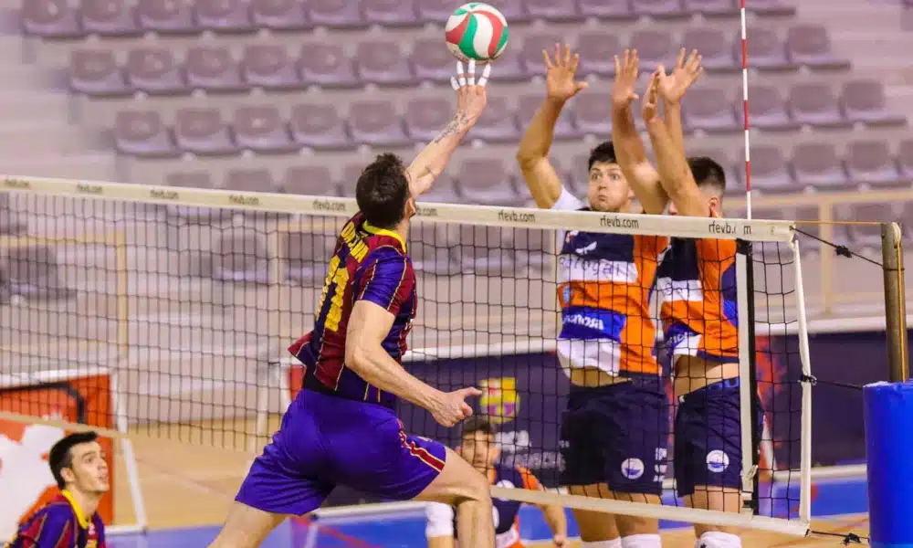 Seis atletas brasileiros duelaram com compatriotas do vôlei do outro lado da quadra neste domingo (29). Na Espanha, o Barcelona bateu o Rio Duero, em casa, por 3 a 2, bom para Caio Fazanha e Lucas Madaloz contra Igor Nascimento e Mário dos Santos Júnior. Já na Romênia, o Dínamo Bucareste, de Tássia, fez 3 a 0 no Rapid Bucareste, de Nati Martins. Destaque também para Gabi, do Vakifbank, da Turquia, e Luan Weber, do Allianz Milano, da Itália.